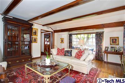 Stylish Living Room (courtesy Itech MLS) Stylish Living Room (courtesy Itech MLS)